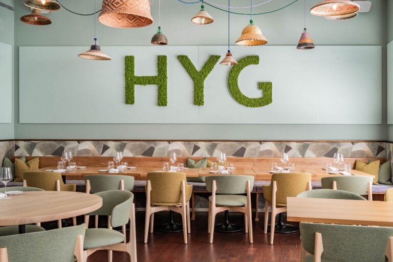 HYG Restaurant Bar Lange Tafel Bank 1 - HYG Restaurant & Bar