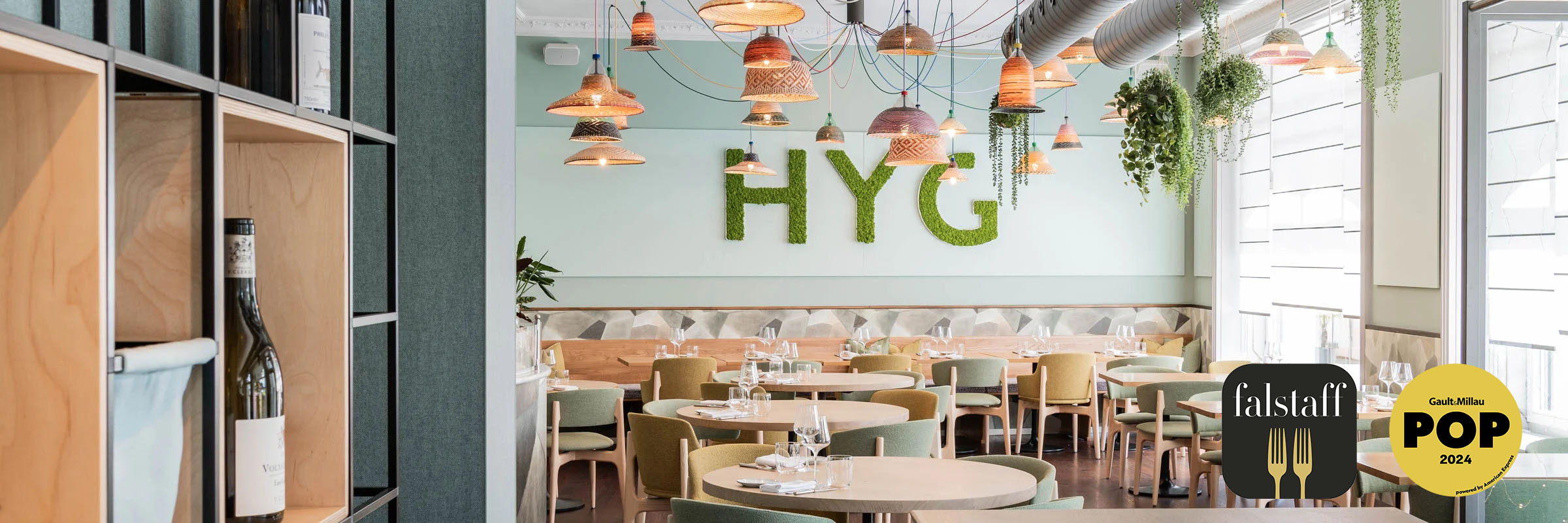 HYG Restaurant Bar in Weggis am Vierwaldstaettersee Restaurant Interior mit Gault Millau Pop Logo und Falstaff Logo - HYG Restaurant & Bar