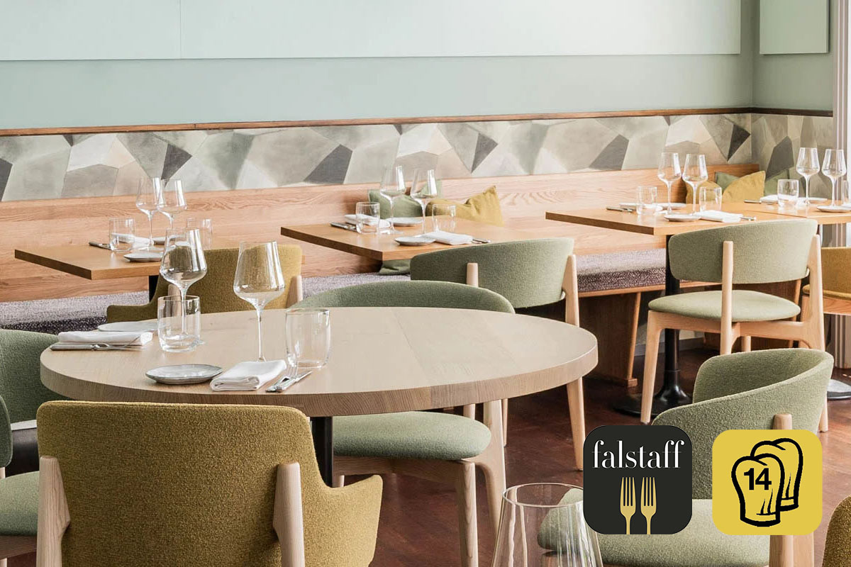 HYG Restaurant Bar in Weggis am Vierwaldstaettersee Restaurant Interior mit Gault Millau Pop Logo und Falstaff Landscape fuer Mobile 4 - HYG Restaurant & Bar