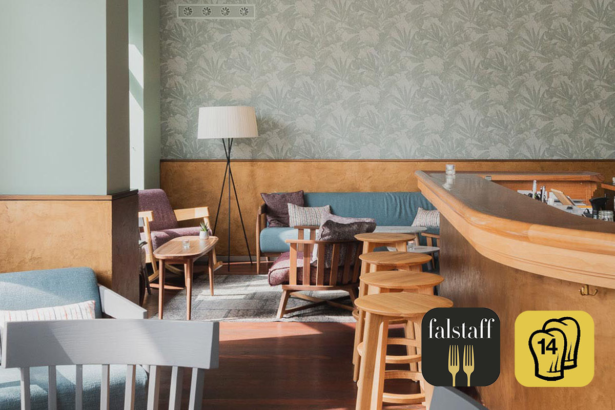 HYG Restaurant Bar in Weggis am Vierwaldstaettersee Restaurant Interior mit Gault Millau Pop Logo und Falstaff Landscape fuer Mobile 6 - HYG Restaurant & Bar