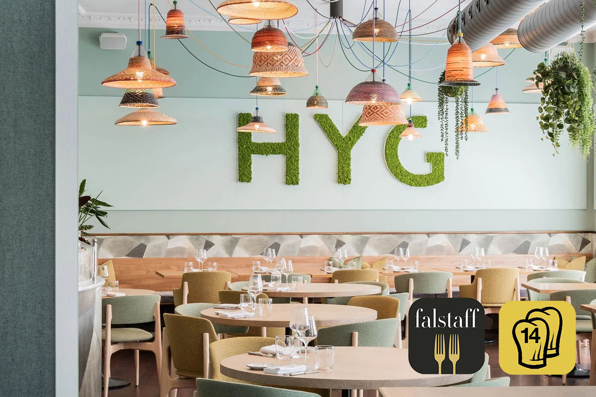 HYG Restaurant Bar in Weggis am Vierwaldstaettersee Restaurant Interior mit Gault Millau Pop Logo und Falstaff Landscape fuer Mobile 7 - HYG Restaurant & Bar