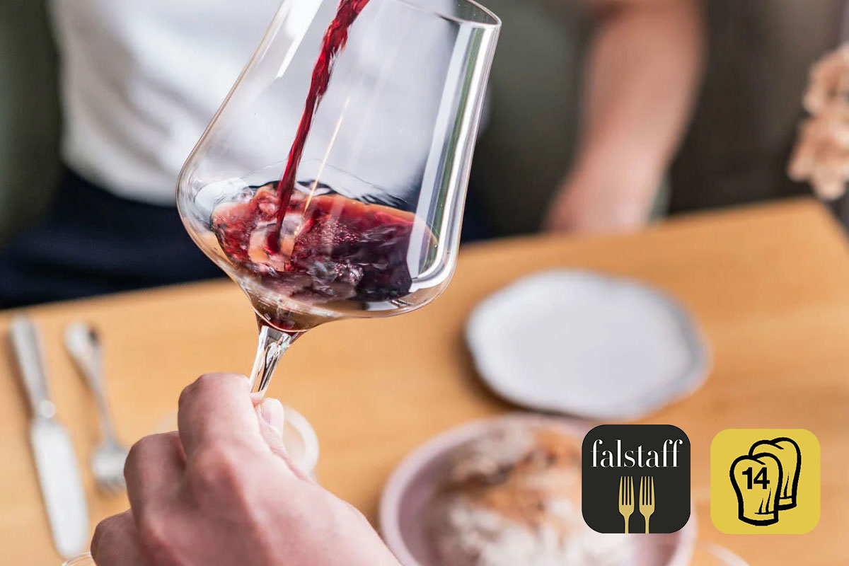 HYG Restaurant Bar in Weggis am Vierwaldstaettersee Restaurant Interior mit Gault Millau Pop Logo und Falstaff Landscape fuer Mobile 8 - HYG Restaurant & Bar