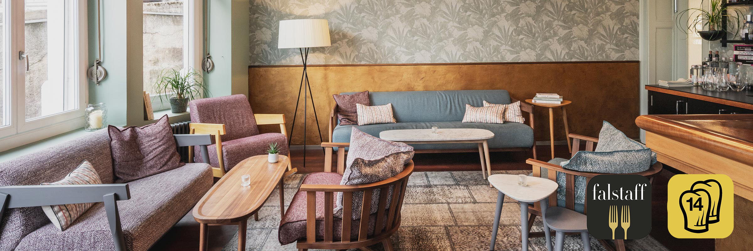 HYG Restaurant Bar in Weggis am Vierwaldstaettersee Restaurant Interior mit Gault Millau Pop Logo und Falstaff Logo 2 - HYG Restaurant & Bar