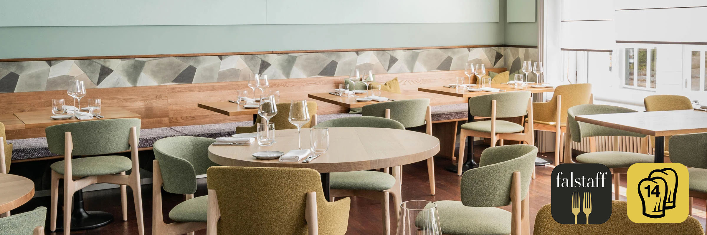 HYG Restaurant Bar in Weggis am Vierwaldstaettersee Restaurant Interior mit Gault Millau Pop Logo und Falstaff Logo 3 - HYG Restaurant & Bar