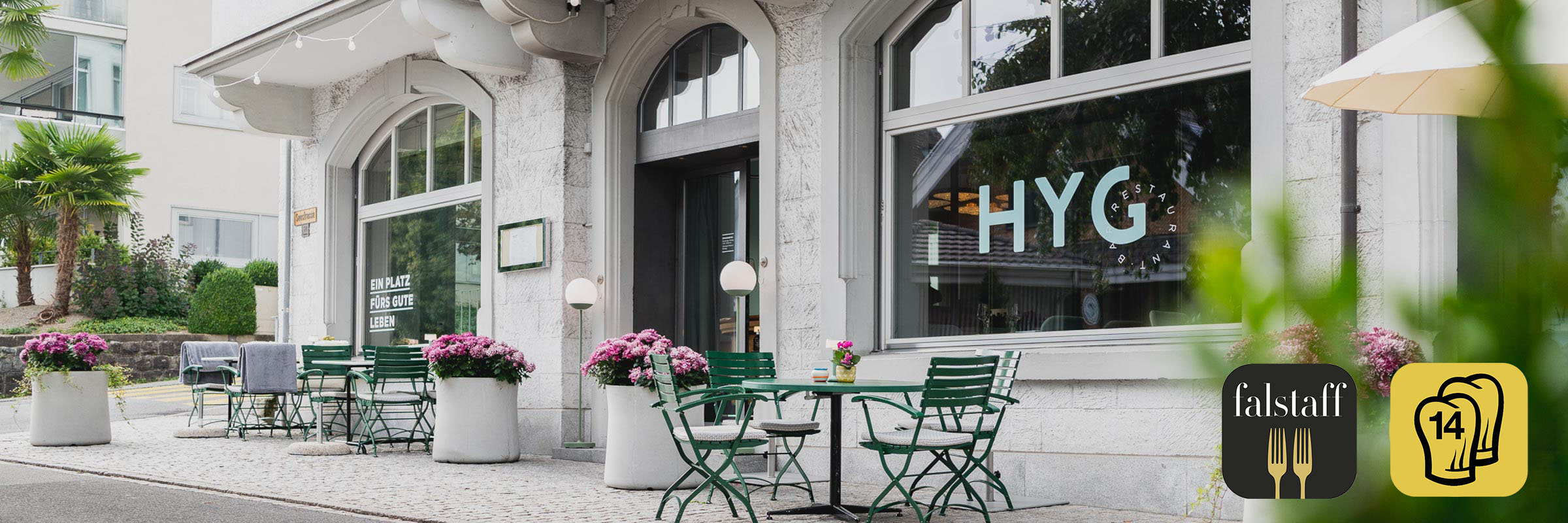 HYG Restaurant Bar in Weggis am Vierwaldstaettersee Restaurant Interior mit Gault Millau Pop Logo und Falstaff Logo 4 - HYG Restaurant & Bar