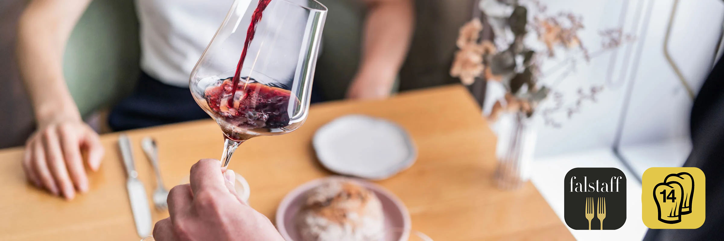 HYG Restaurant Bar in Weggis am Vierwaldstaettersee Restaurant Interior mit Gault Millau Pop Logo und Falstaff Logo 5 - HYG Restaurant & Bar