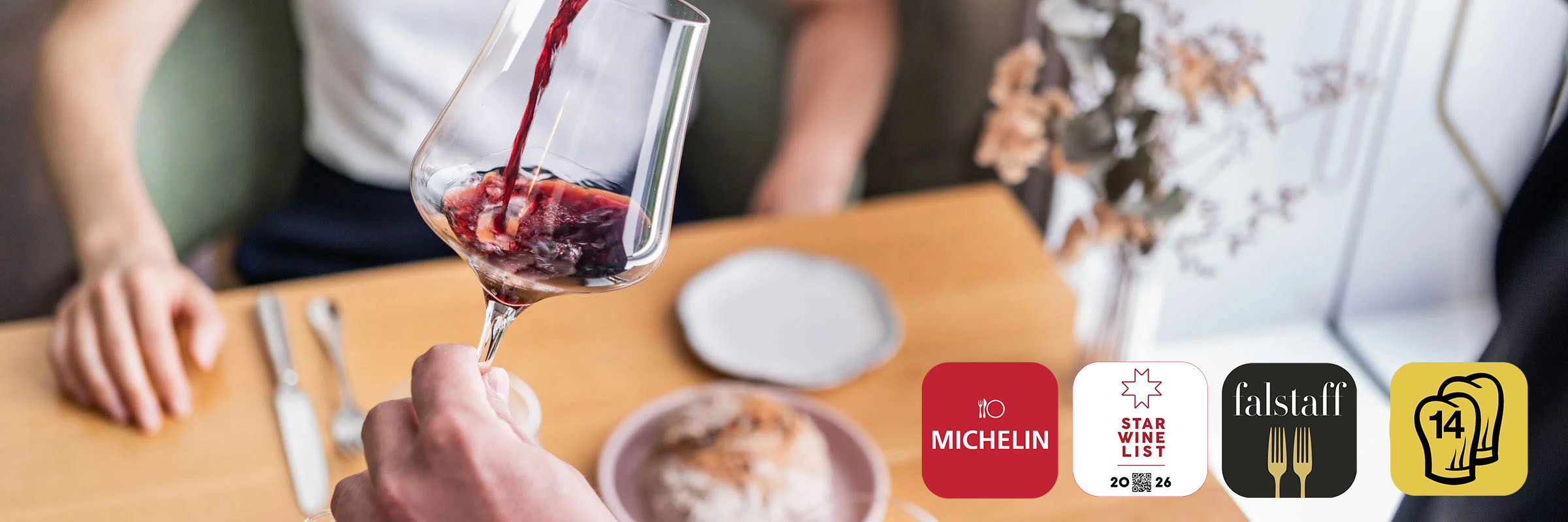 HYG Restaurant Bar in Weggis am Vierwaldstaettersee Restaurant Interior mit Gault Millau Pop Logo und Falstaff Logo 2 - HYG Restaurant & Bar